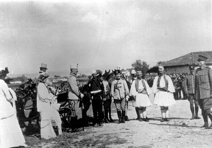 Parakalojnë para Prenk Vidit: Isa Boletini; anglezi Duncan Heaton-Armstrong, sekretari i princit; koloneli holandez Lodewijk Thomson, komandant i Xhandarmerisë Ndërkombtare (13 qershor 1914). Dy ditë ma vonë, kolonel Thomsonin e vrasin rrebelët.